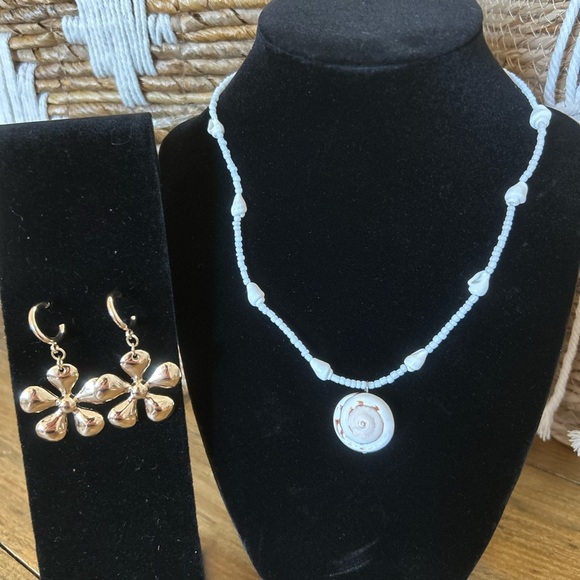 Urban Outfitters Bundle of Seashell necklace Gold flower/power earrings beach - Picture 1 of 7